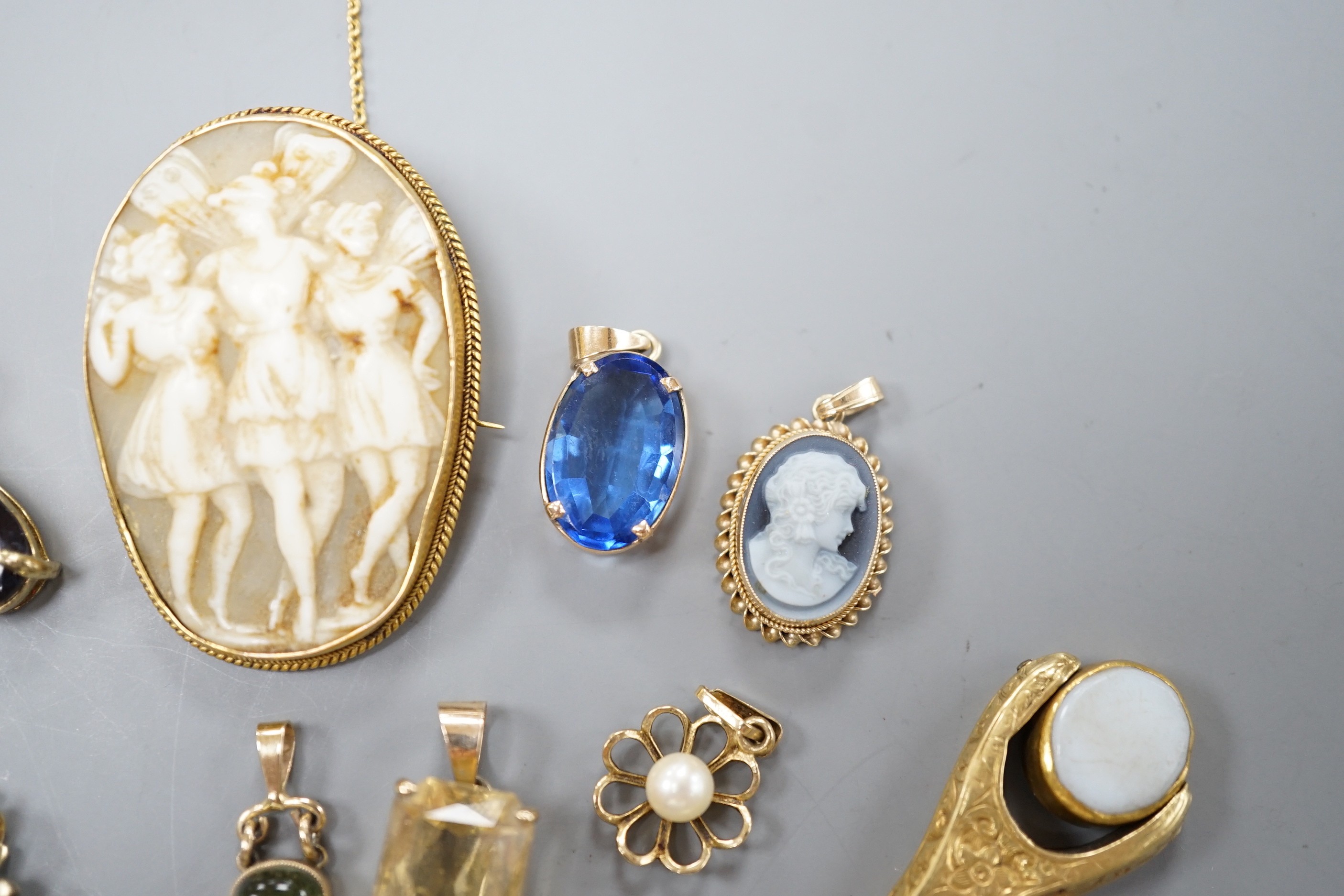 Mixed jewellery including a 9ct mounted oval cameo shell brooch, 42mm, seven assorted yellow metal and gem set pendants, a citrine set fob seal, etc.